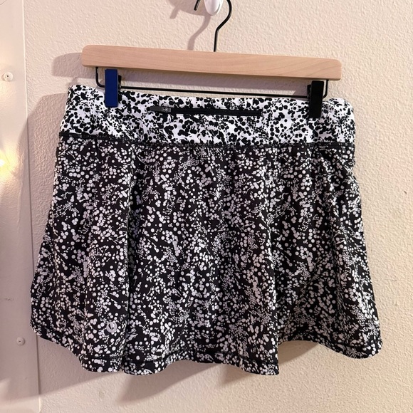 Lululemon Pace Rival skirt in the Chirakasu Alpine White/Chirasu Black - Picture 3 of 9